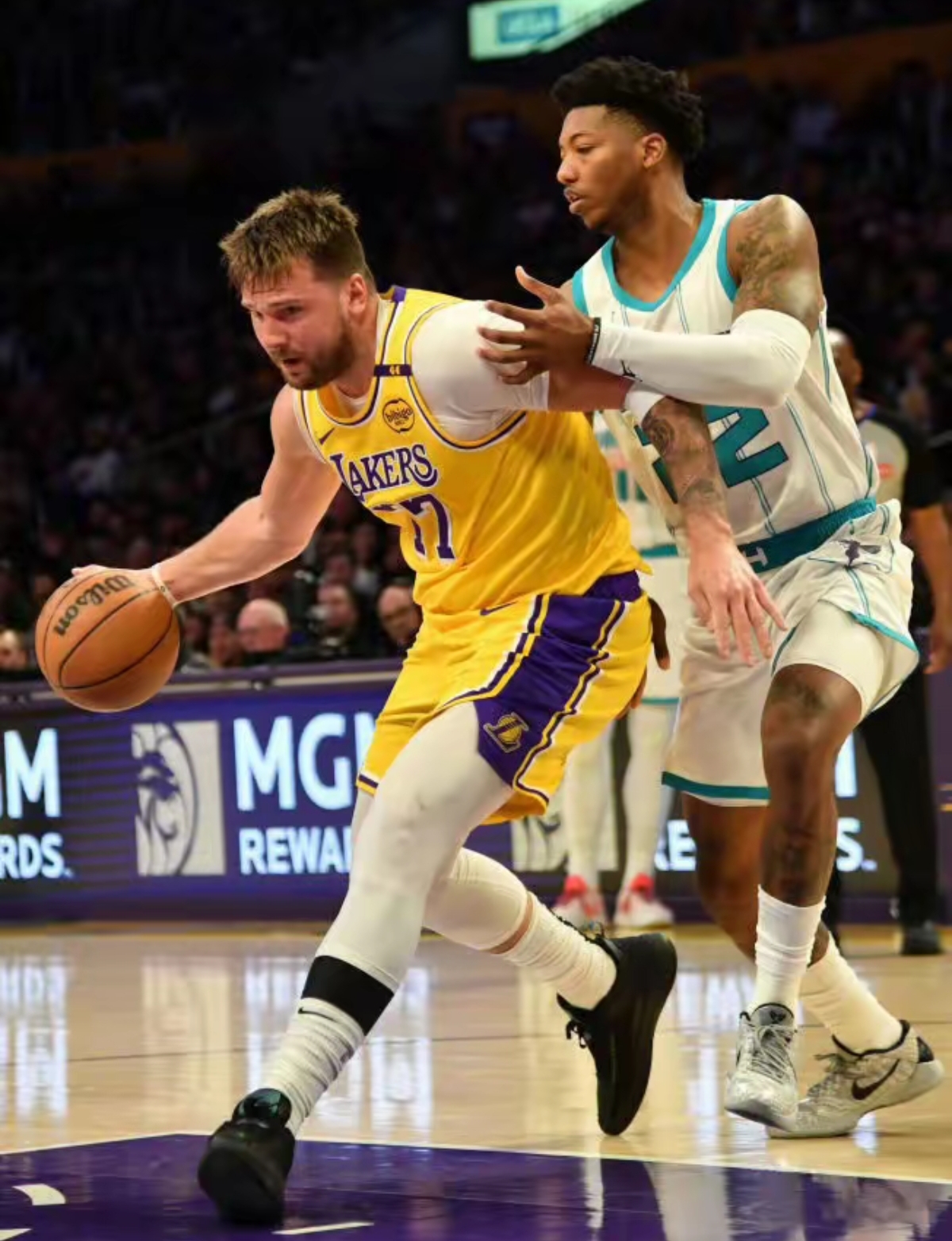 九游平台-东契奇连续二十场比赛得分超过反败为胜，公牛不断突破！比赛高潮迭起的简单介绍